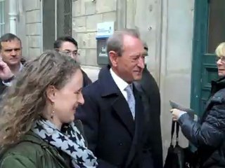Delanoë - Vaillant - Brossel entrent dans un bureau de vote rue Hermel