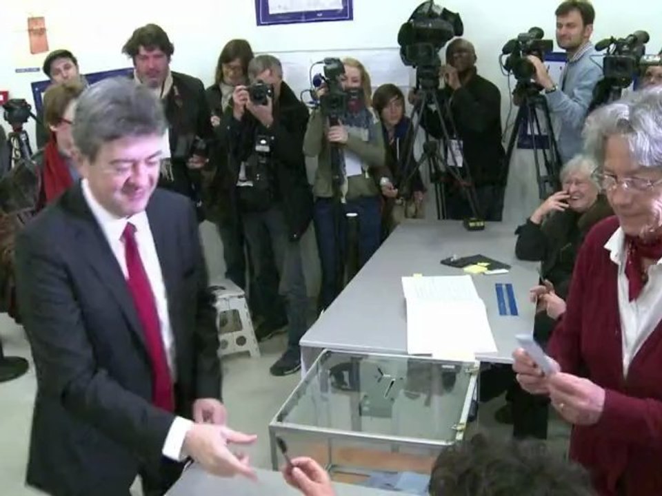 Hollande schlägt Sarkozy in erster Wahlrunde