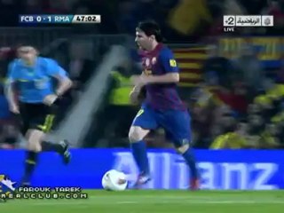 تدخل عادي من ألونسو ويبعد الكرة عن ميسي لكن الحكم يحتسبه خطأ ويعطية انذار