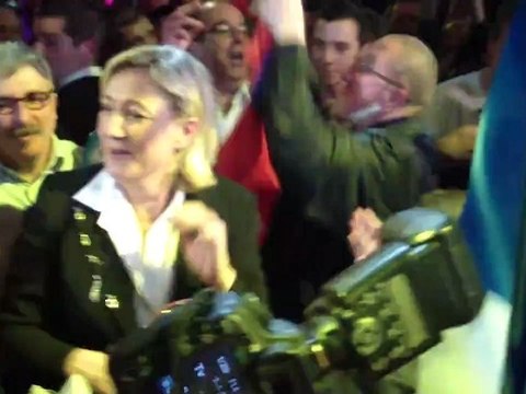 Marine célèbre son résultat au 1er tour des Présidentielles.