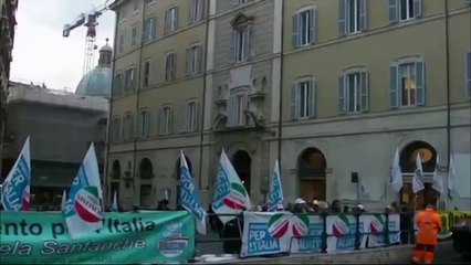 Roma - Berlusconiani contro Fini