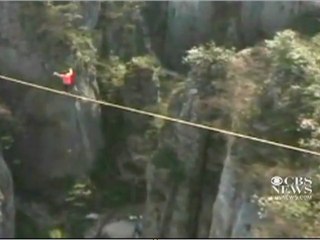 À 1.800 mètres d'altitude sans sécurité sur un fil..