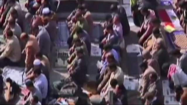 Egitto - La preghiera musulmana in piazza Tahrir