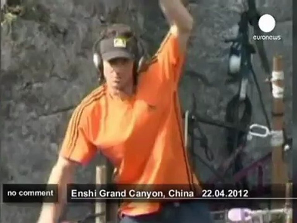 Un funambule conquiert le Grand Canyon chinois - no comment
