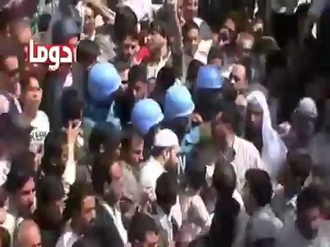 فري برس ريف دمشق دوما حشود غفيرة امام المراقبين بالاف 23 4 2012 Damascus
