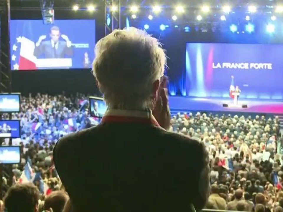 Devancé, Sarkozy durcit le ton contre Hollande