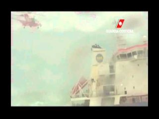 Siracusa - Nave ''Gelso M'' incagliata, il mare agitato impedisce ispezione 1 (11.02.12)