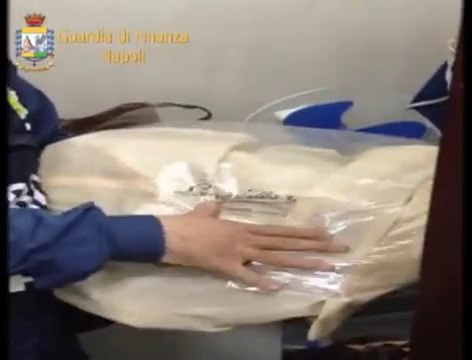 Napoli - Fabbrica clandestina di borse Louis Vuitton (13.04.12)