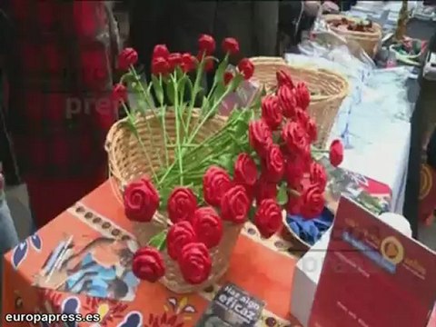 Miles de catalanes celebran la Diada de Sant Jordi