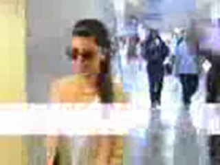 Kanye West rencontre les Kardashian et Kim porte des boucles d'oreille KW