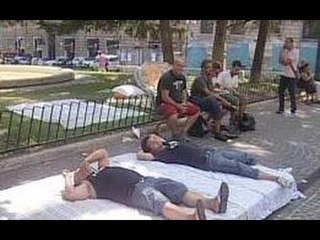 Скачать видео: Napoli - Gli sfrattati di piazza Neghelli trasferiti in piazza Municipio