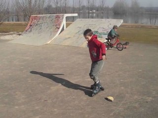 Nino patin à roulettes