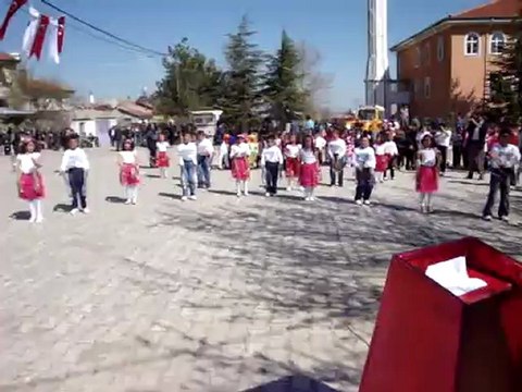 DERESİNEK İLKÖĞRETİM OKULU RENGARENK GÖSTERİSİ