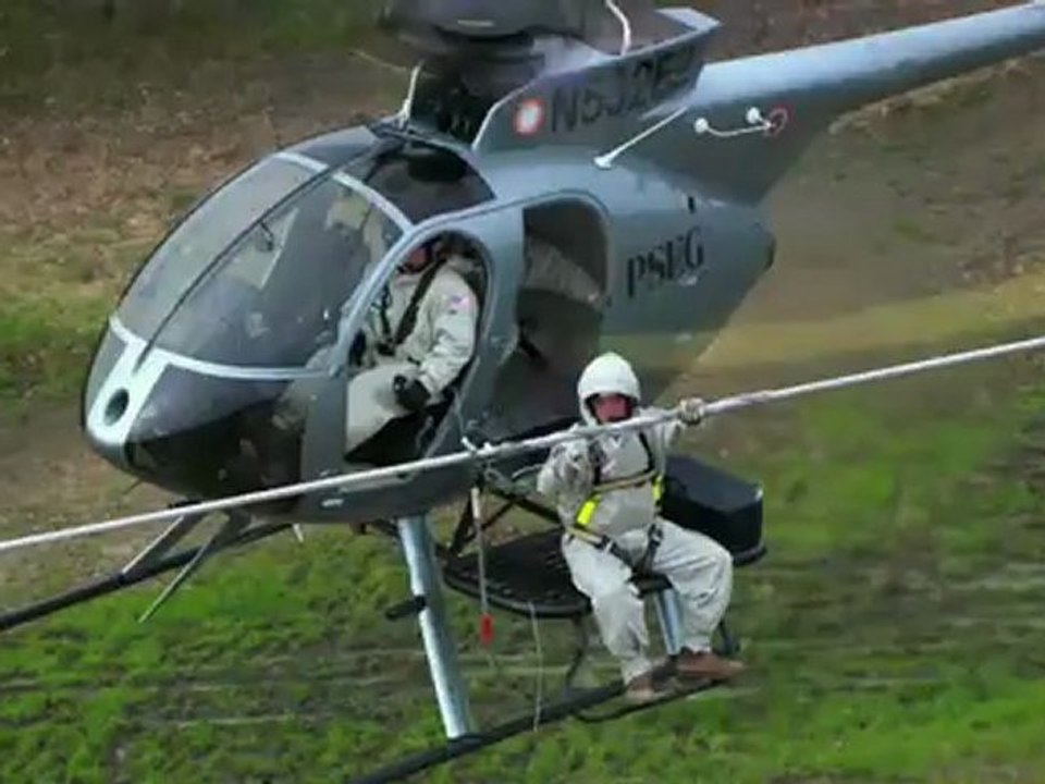 À bord d'un hélicoptère, les techniciens de RTE inspectent les