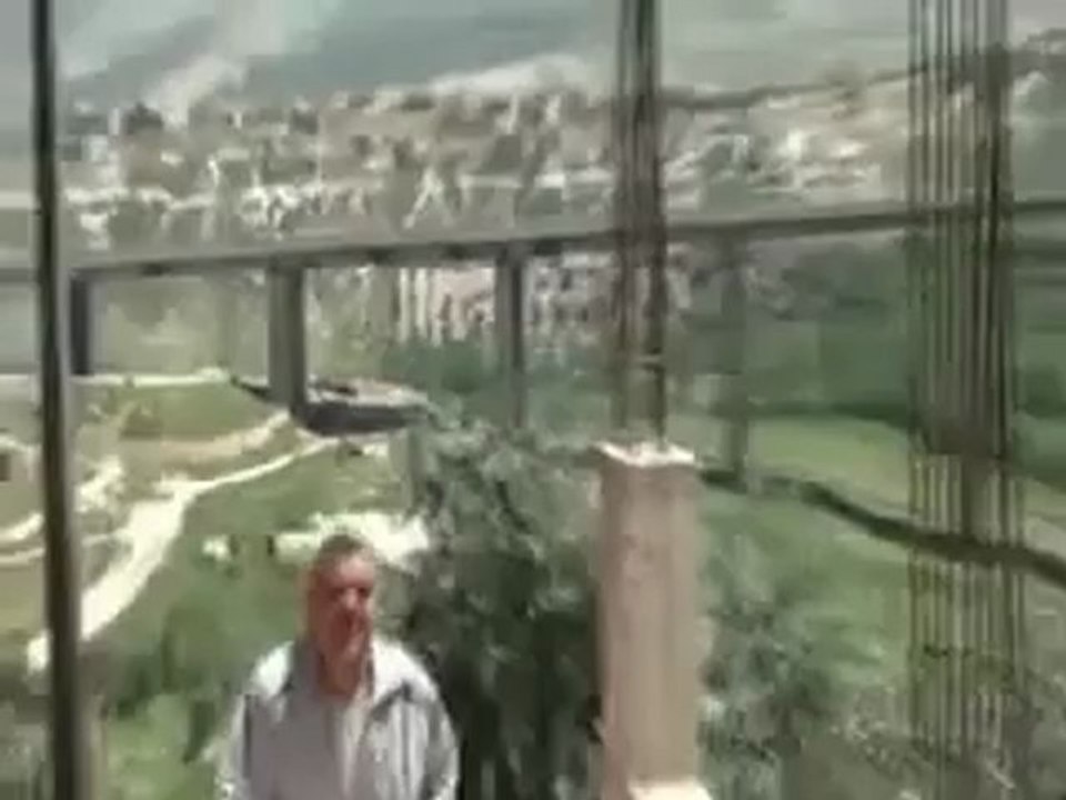 فري برس حمص الرستن الدبابات ماتزال موجودة في المدخل الشمالي لمدينة الرستن 23 4 2012 Homs Homs