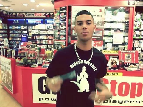 Emis Killa da GameStop - L'erba Cattiva