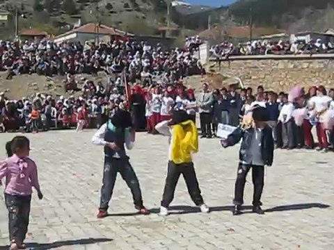 Çakıllar Kasabası 23 Nisan Kutlamaları 2012 (komedi dans üçlüsü)