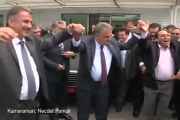 Yazıcı, havalimanında halay çekti