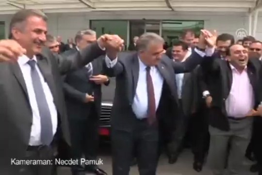 Yazıcı, havalimanında halay çekti