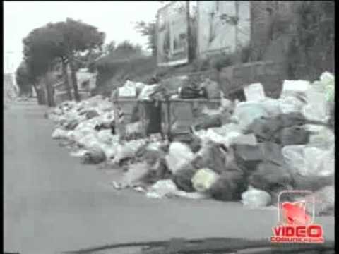 Napoli - Rifiuti in strada e aumento della Tarsu