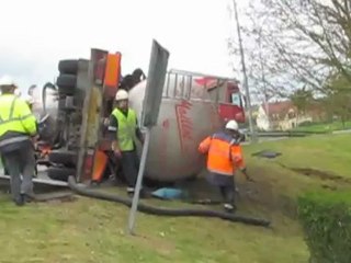 Auneuil : le camion se couche dans le rond-point