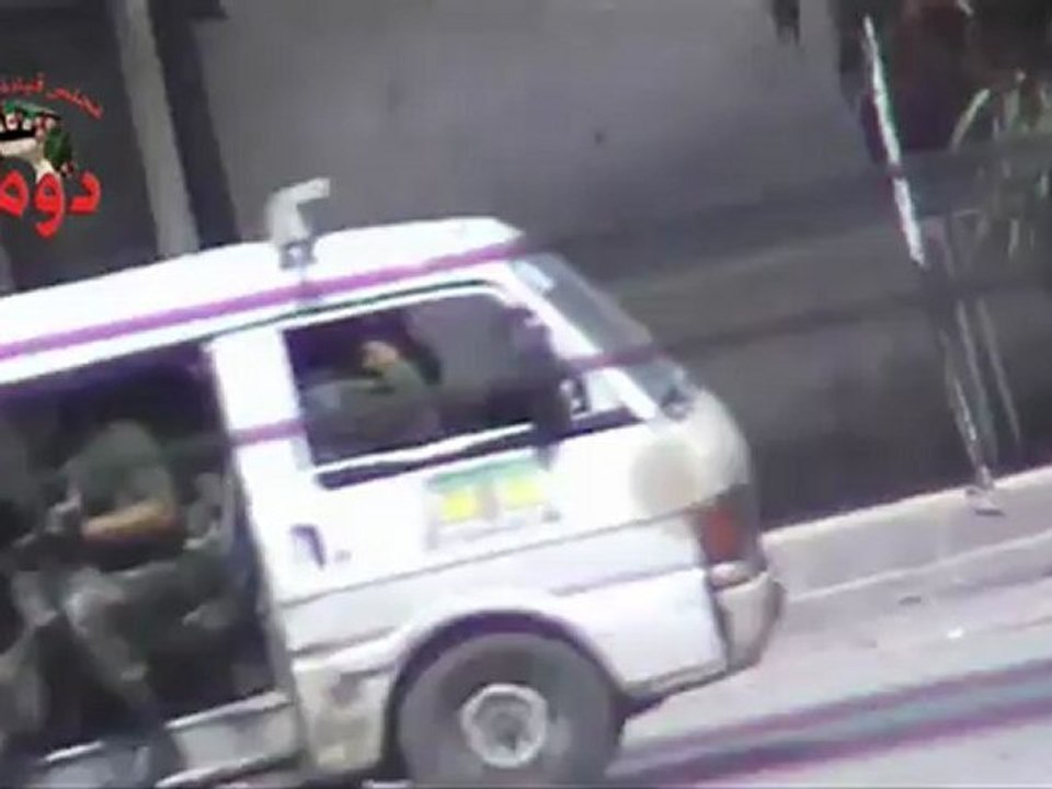 فري برس ريف دمشق دوما  اقتحام الدبابات و باصات الشبيحة المدينة بشكل كبير جدا و اطلاق الرصاص العشوائي على الأهالي رغم وجود المراقبون 24 4 2012 Damas