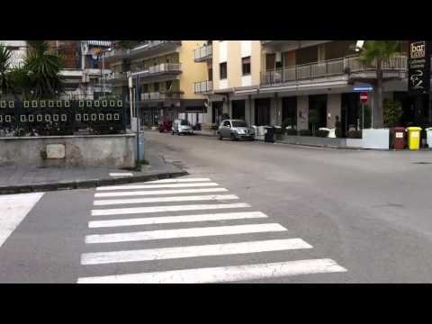 Aversa - Rifiuti differenziati su strisce pedonali, una raccolta molto differenziata!!!!