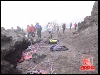 Napoli - Lavoratori ex Coop protestando all' interno del cratere del Vesuvio (23.04.12)