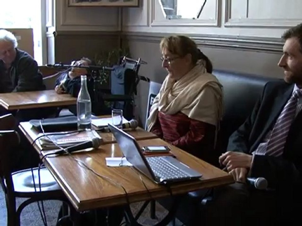 Début de l'émission au café de l'époque