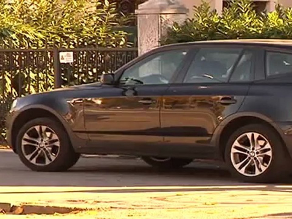 finta povera con il suv
