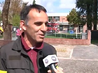 bambini a lezione con i pompieri