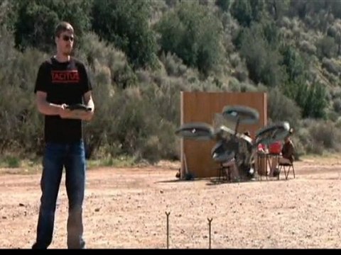 Un (faux) quadricopter armé d’une mitraillette.