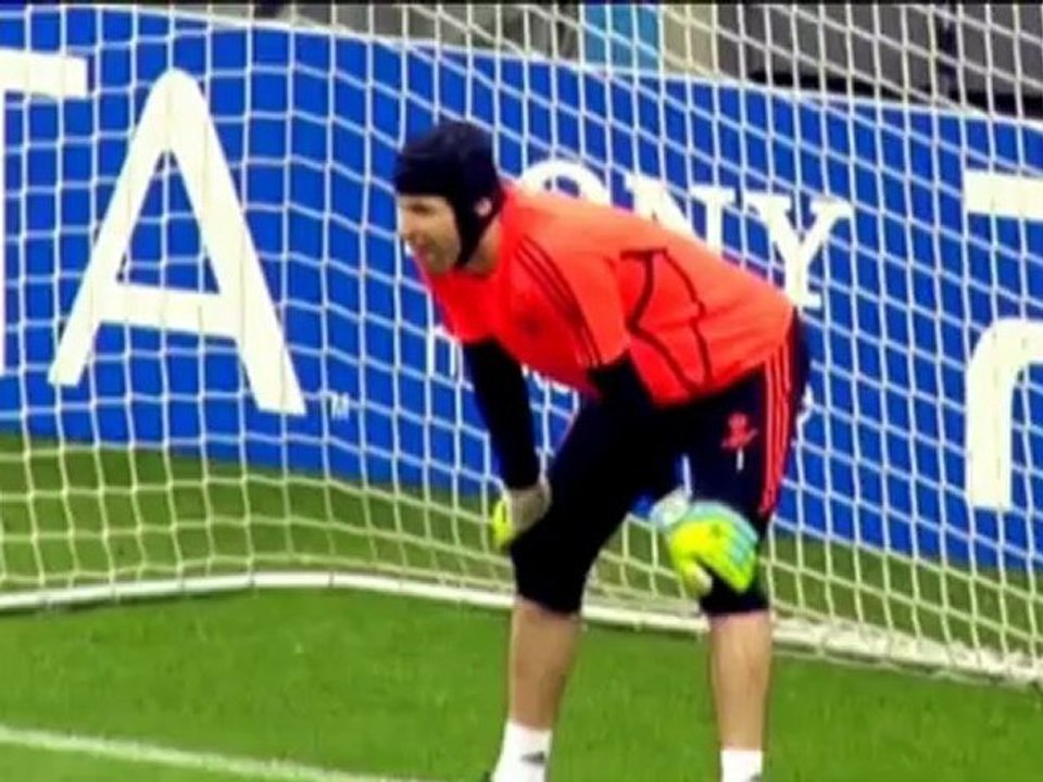 Cech backs referee for Barca clash