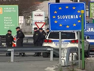 ladri armati sfondano il casello