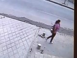 Une fille chute de 6 mètre en passant à travers un trottoir