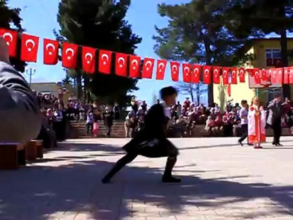Gülek Atatürk İ.Ö.O. 3. Sınıf 23 Nisan 2012 Kafkas Halk Oyunları 2. Bölüm