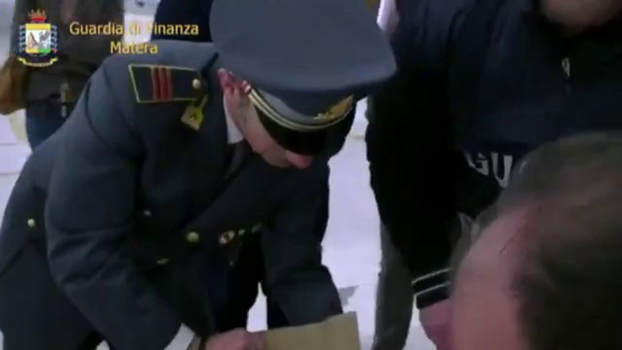 Matera - La Gdf sequestra divani contraffatti da azienda cinese (24.04.12)