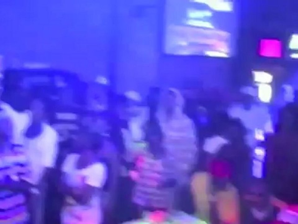 Jhane Jae performing at Full Moon