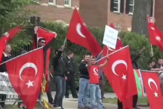 Büyükelçilik önünde 24 Nisan gösterisi