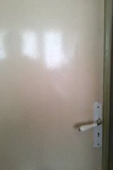 Le bain , ou plutôt la douche, de Titi (derrière la porte)