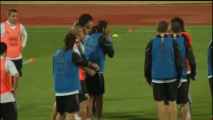 Sudafrica - Maradona preso a pallonate in allenamento