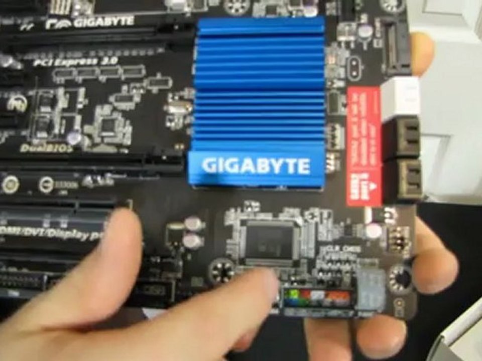 Gigabyte Z77X-UD3H Ivy Bridge SLI Gaming Motherboard Unboxing & First Look Linus Tech Tips