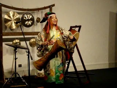 1-Extrait spectacle le samouraï d'un pouce Pascal Fauliot (conteur) et Emiko Ota (chant et percussions)