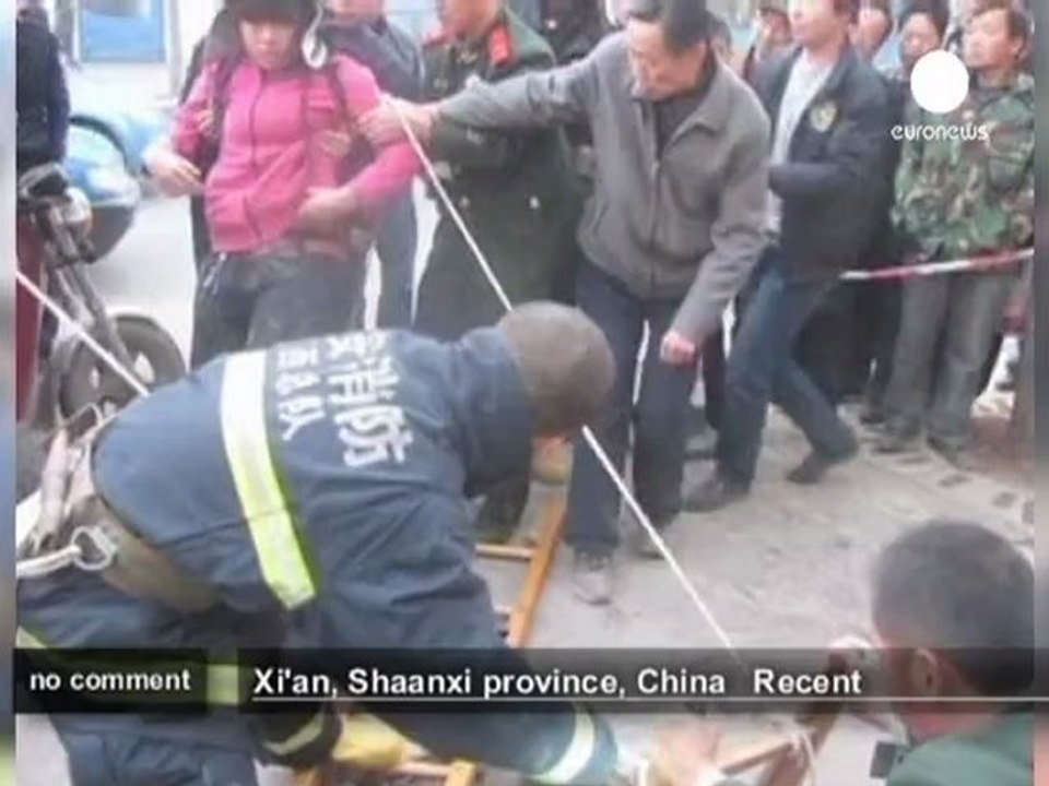 Chinese girl falls through pavement no comment Vidéo Dailymotion