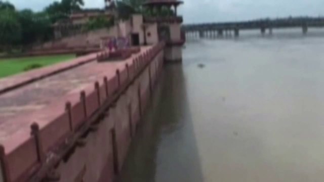 India - Le piogge torrenziali minacciano il mausoleo di Agra