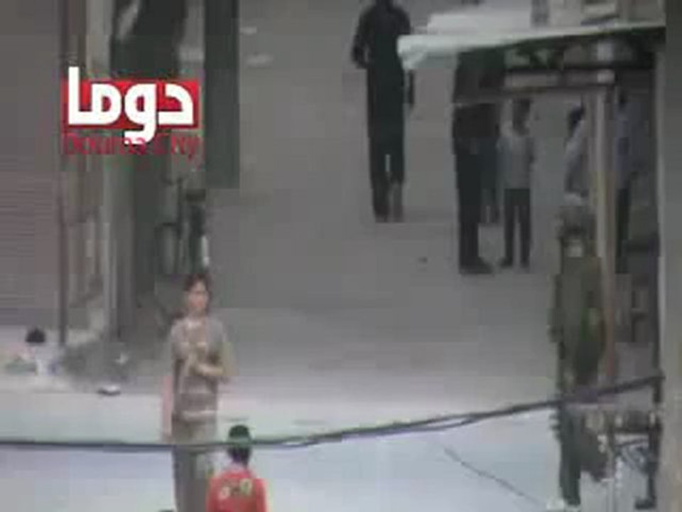 فري برس ريف دمشق الأمن و الشبيحة في اقتحام مدينة دوما 1 5 2012 Damascus