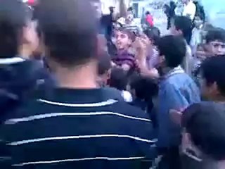 Video herunterladen: فري برس درعا حوران الحارّة مظاهرة رائعة للشباب سبو حافظ الملعون  1 5 2012ج4 Daraa