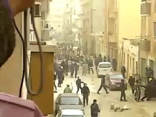 Libia - I mercenari di Gheddafi bastonano la folla