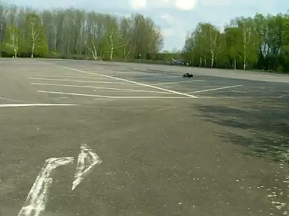 IMAG0017-T-maxx auf Asphalt im 2 Gang