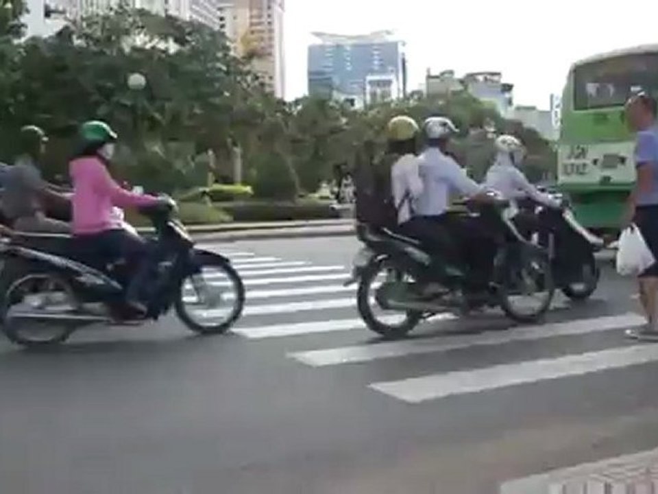 Como atravessar uma passadeira no Vietname bonno van der putten